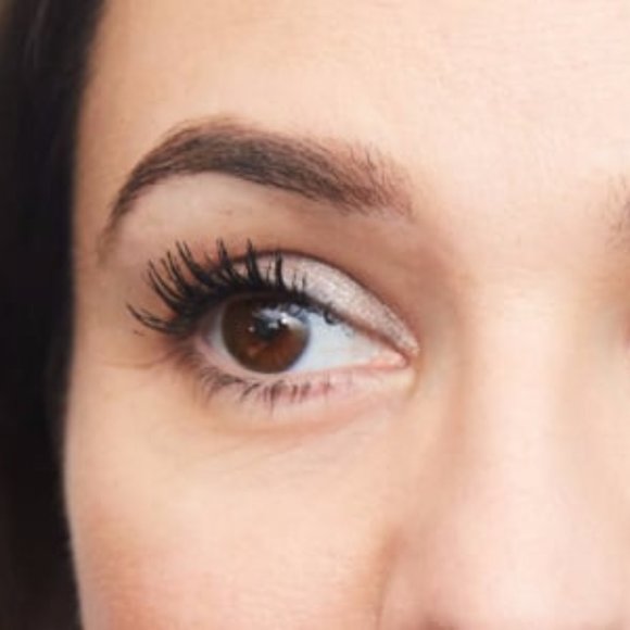 stila Huge Extreme Lash Mascara  - Color: Black - Size 0.44 oz/ 13 mL - Picture 2 of 4